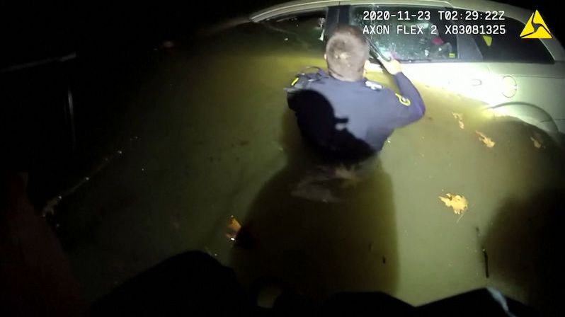 Američtí policisté zachránili ženu z potopeného auta